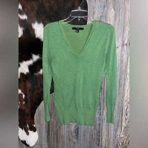 XXI size small green vneck long sleeve with button detail on wrist lightweight